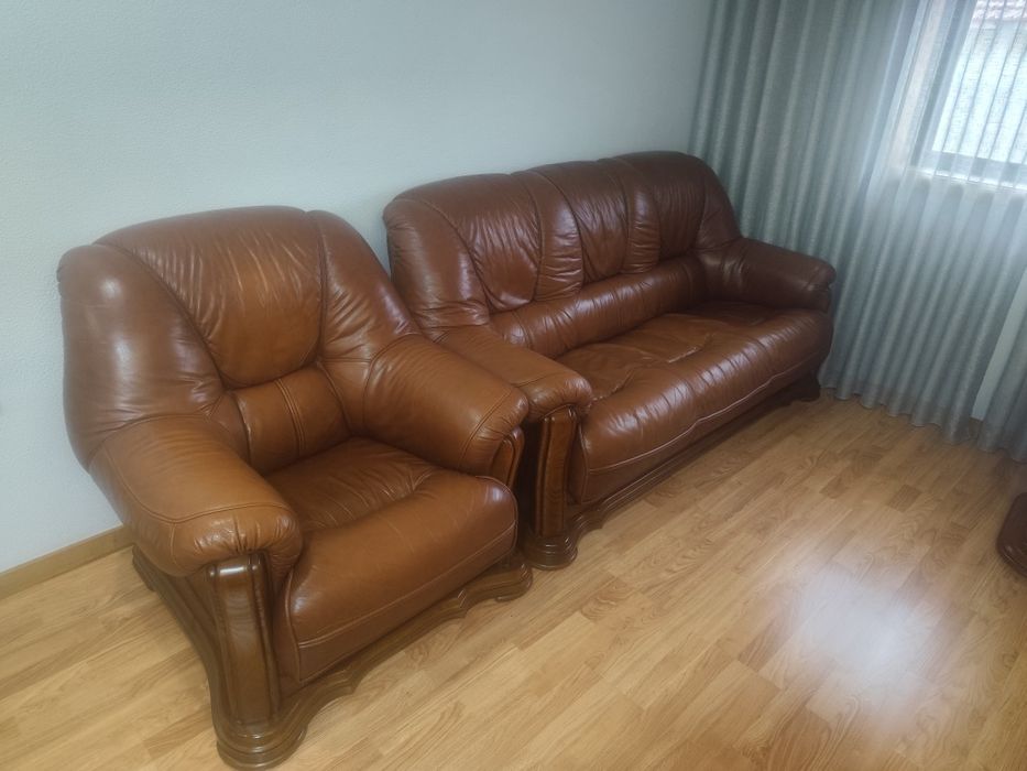 Conjunto de Sofás em Madeira e Pele Castanha: 3 Lugares+2 Individuais