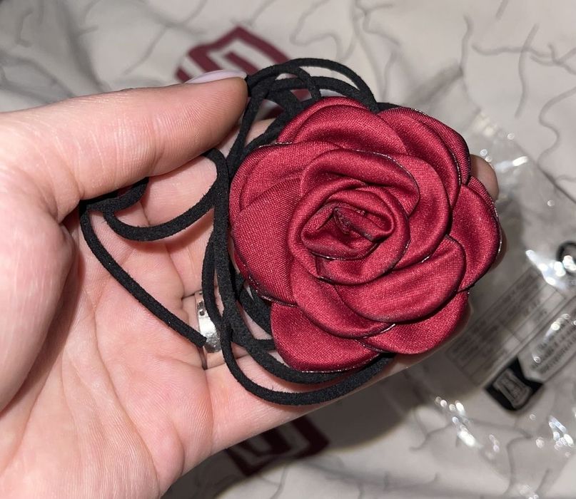 Чокер на жию квітка з троянди