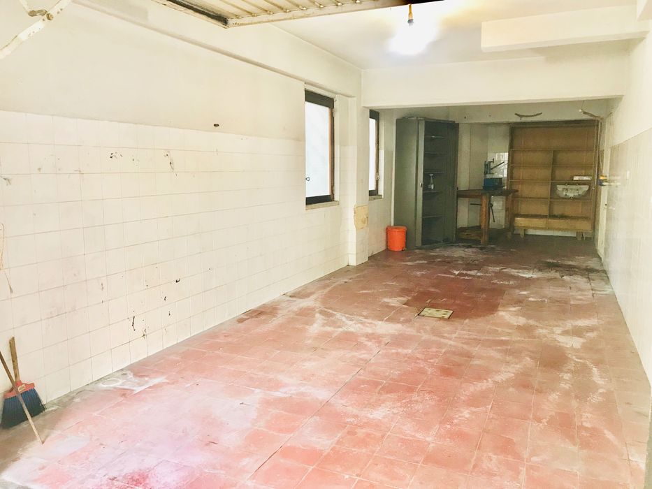 Garagem/armazém, com muito espaço, em zona central de Linda-a-Velha (Lisboa/Oeiras).