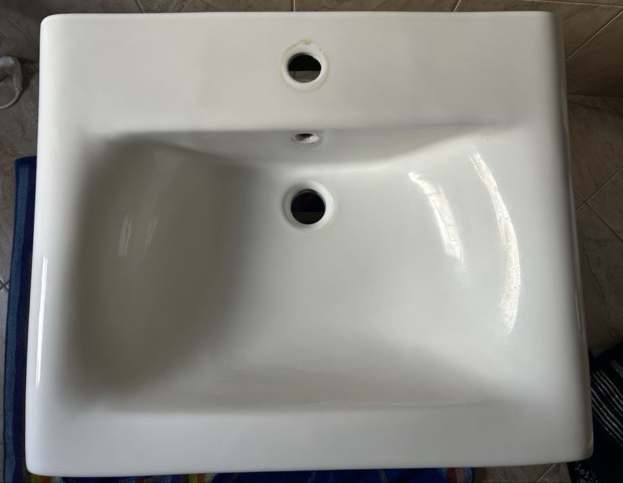 Umuwalka 60 cm z szafka wiszaca