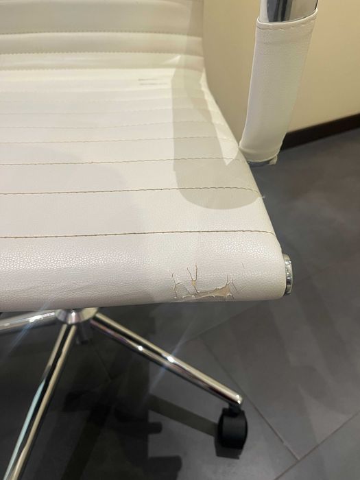 Cadeira Elegante de Escritório OFIPRIX, Base Metálica, Design Bonito Com Costuras, Em Pele Branca