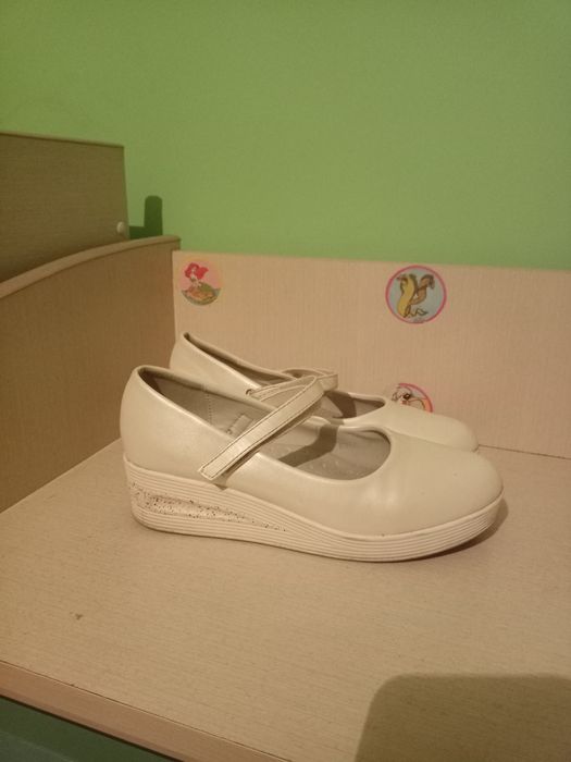 Туфлі і босоніжки