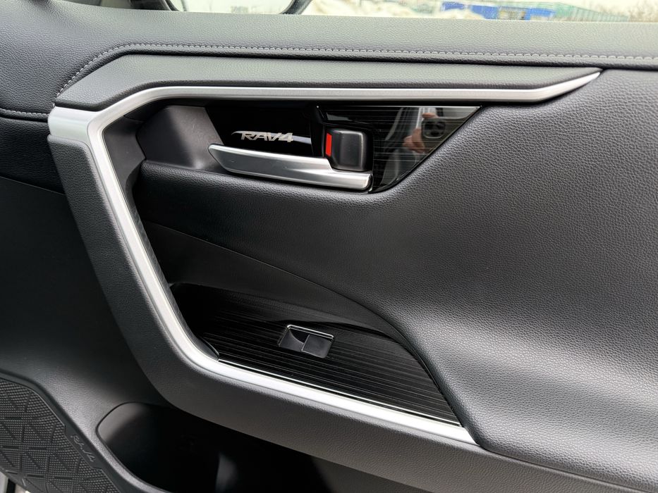 Продам свій автомобіль Тойота Rav 4 2020 року, пробіг 60 тис км.