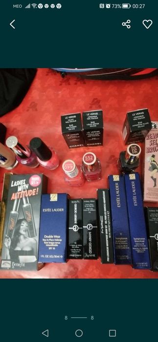 Cosméticos de várias marcas.