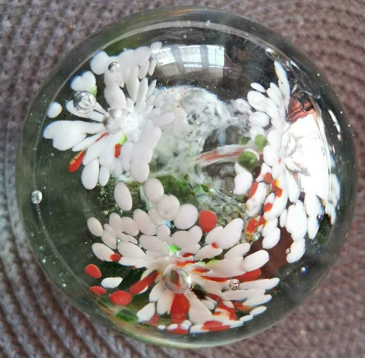 Szklany przycisk do papieru