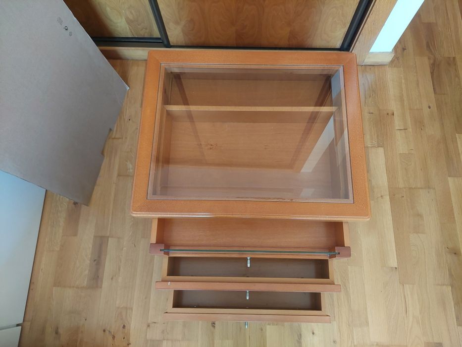 Cama de casal em madeira com colchão e 1 mesa de cabeceira