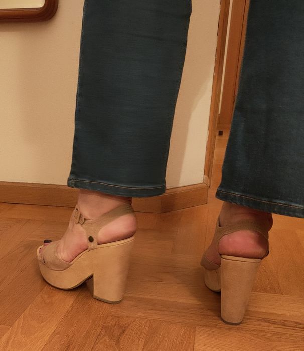 Beżowe sandałki na obcasie Pepe Jeans