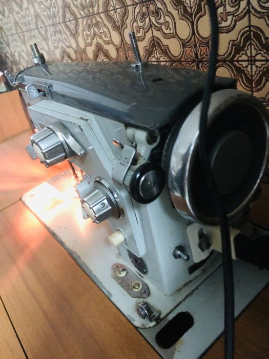 Maquina de costura Novum com adaptador eletrico
