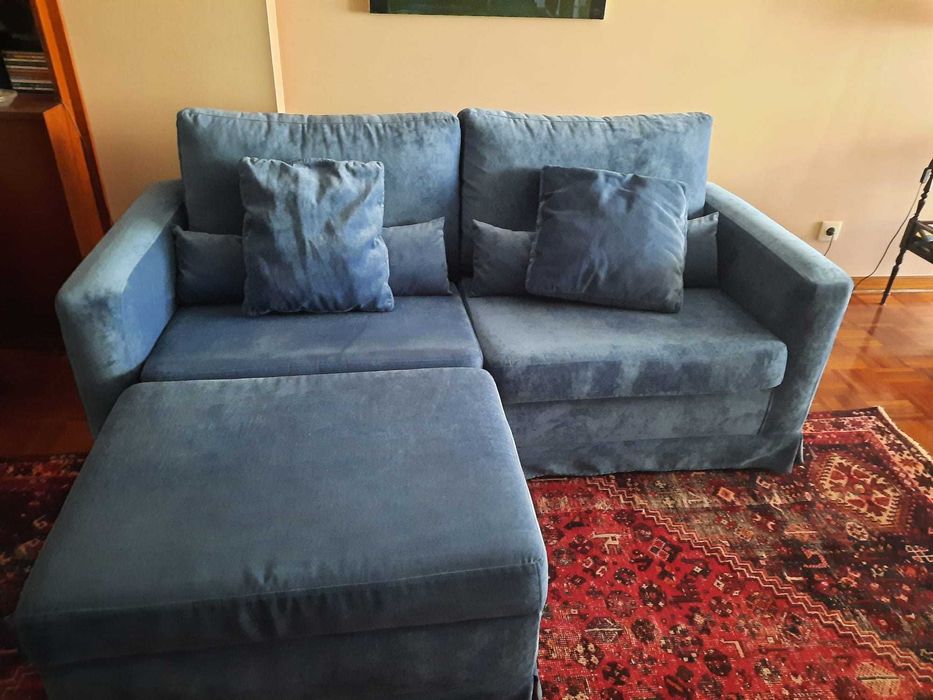 Sofá e banqueta em veludo azul.