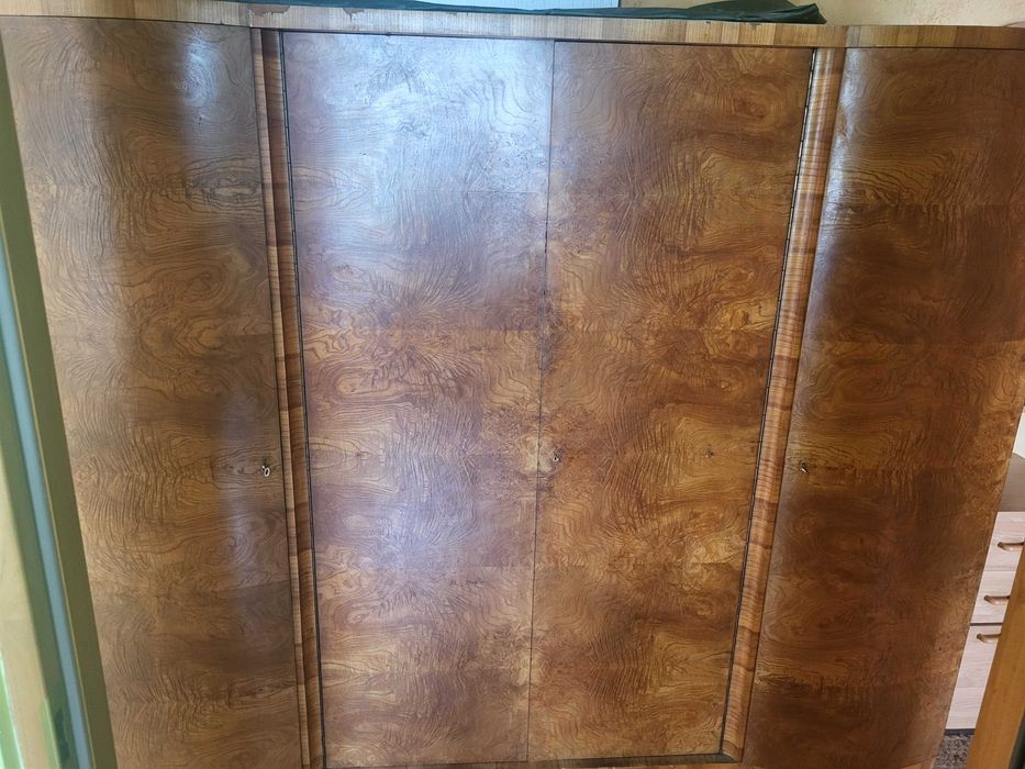 Elegancka, stara czterodrzwiowa szafa