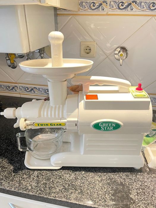 extrator de sumos Tribest Green Star. 
É um modelo de espreme