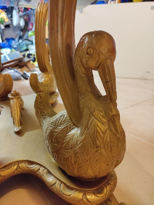Mesa antiga Cisnes