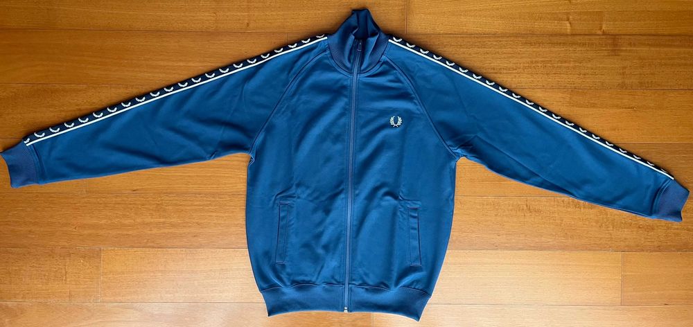 Casaco da Fred Perry com fita nas mangas - Unisexo - Tamanho S - Azul