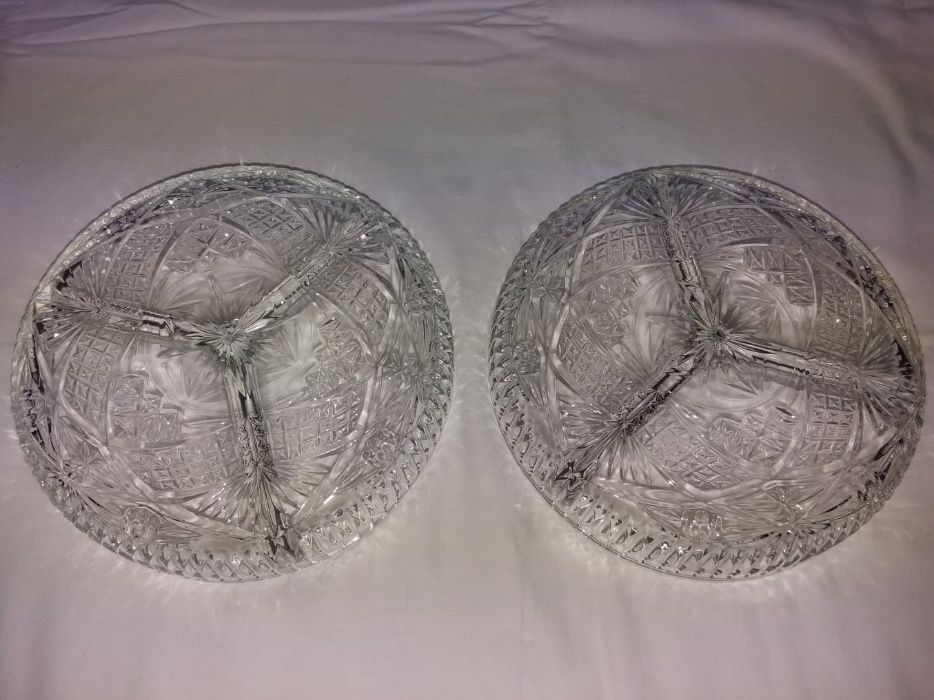 2 pratos em vidro trabalhado para aperitivos