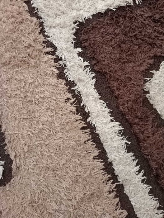 Tapete  bege e castanho