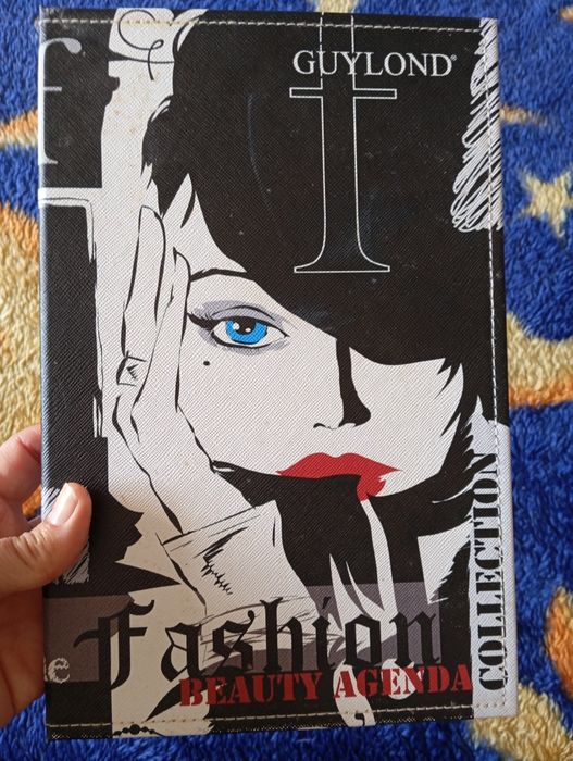 Estojo de sombras com espelho.