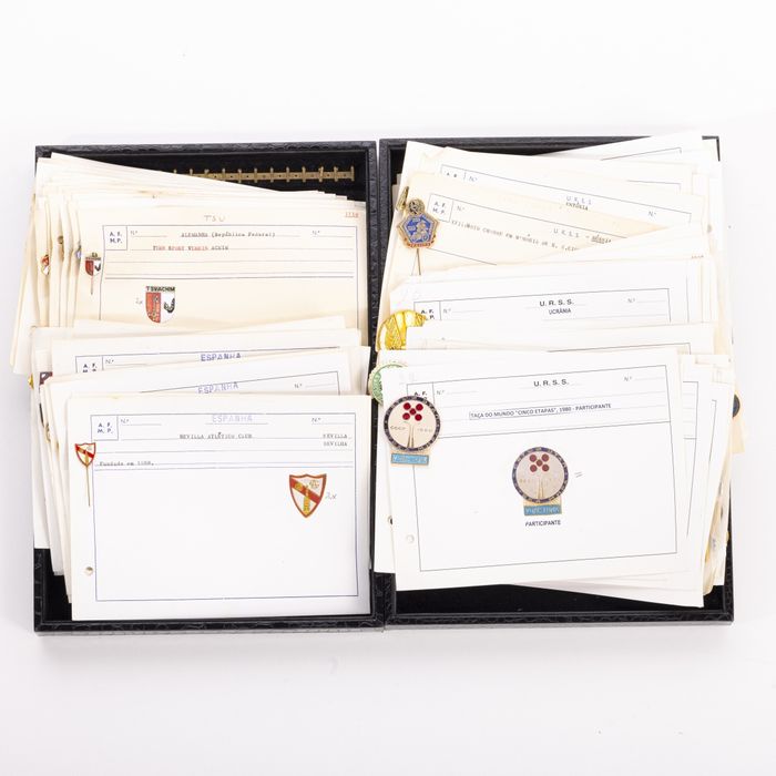 Colecionismo desportivo - Colecção de pins emblemas e crachás - 350