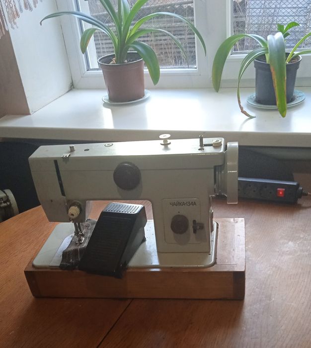 Швейна машинки з електроприводом  та ручні