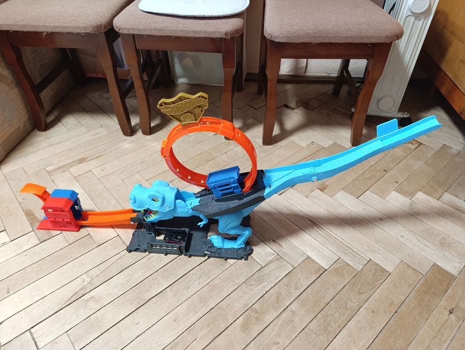 Ігровий набір Hot Wheels Полювання Ті-Рекса