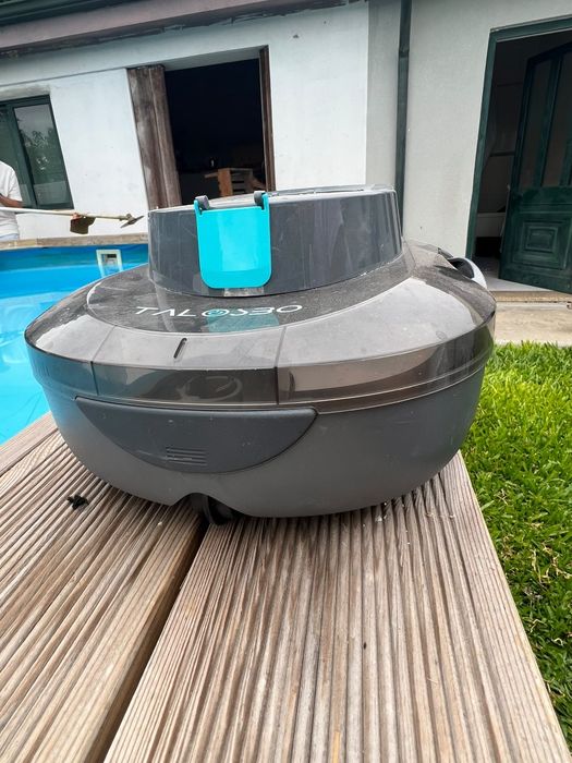 robot limpa-fundos sem fios concebido para a limpeza automática de piscinas.