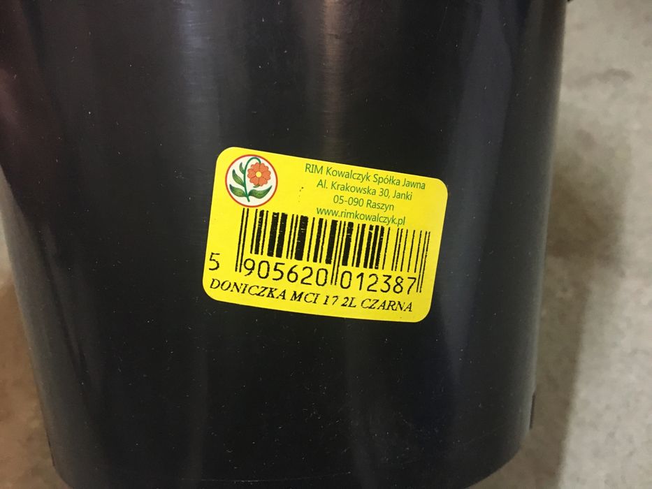 Doniczki czarne plastikowe osłonki do kwiatów