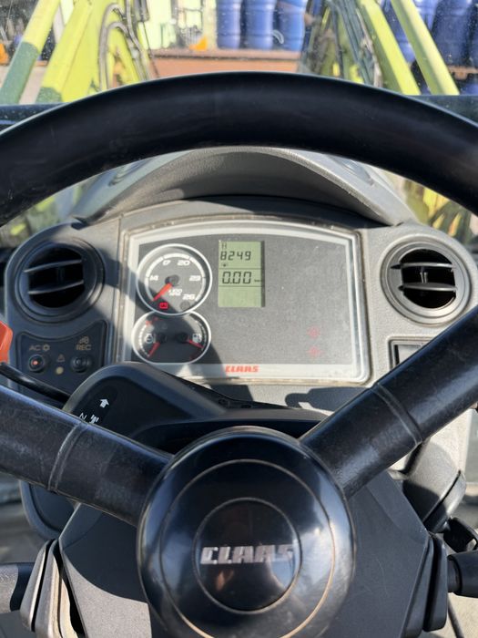 Claas Axos 330 z ładowaczem