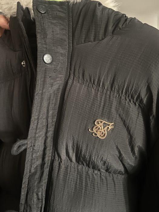 Casaco de inverno impermeavel com capucho . Marca Siksilk