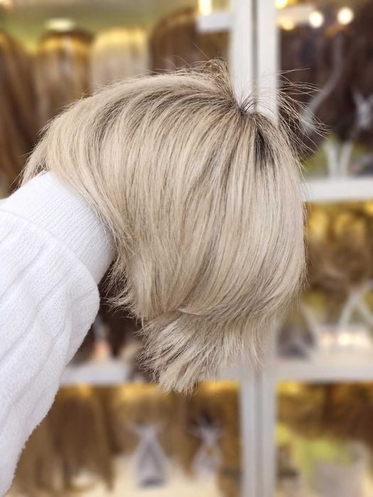 Peruka naturalna bob blond z grzywką Monsanta mono , cieniowana -Nessaja salon peruk