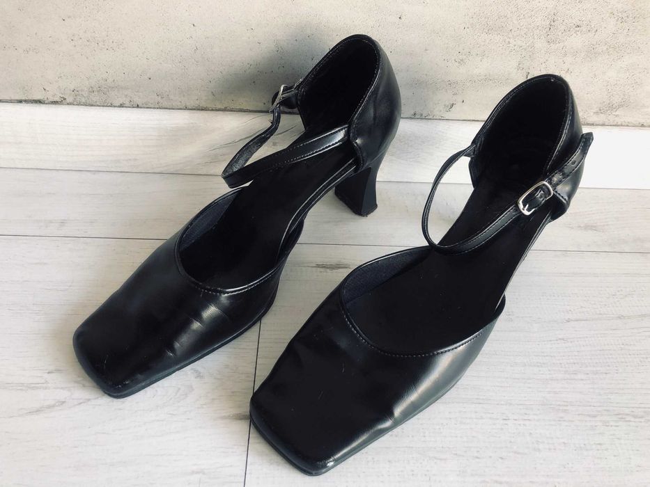 Czarne sandały buty prostokątny obcas CCC 36