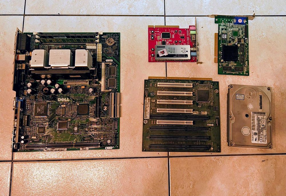 Podzespoły od starego PC Pentium III dysk Quantum płyta glówna ram