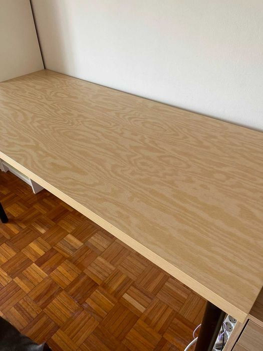 Secretária 60x140cm castanha com pernas ajustáveis em altura