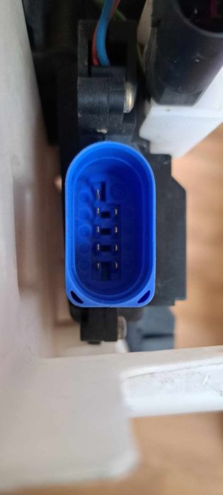 Zamek do drzwi lewy przód