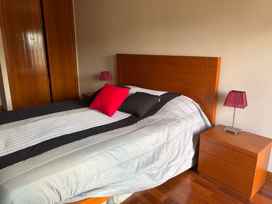 Conjunto de cama, colchão e mesas de cabeceira