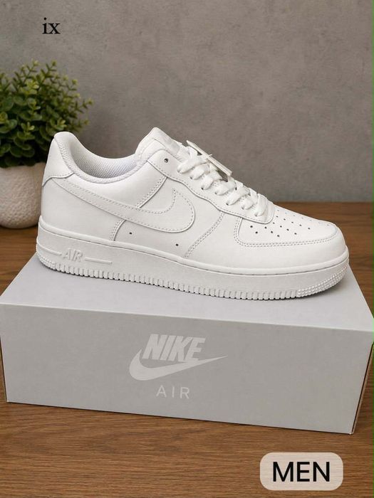 Buty damskie  36-40 nowe w kartonie cale białe logowane