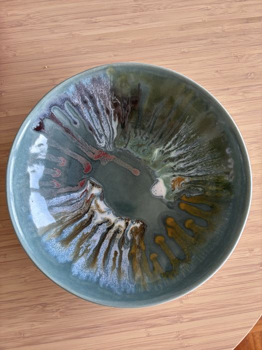 Travessa/prato de cerâmica artesanal vidrada – tons verdes