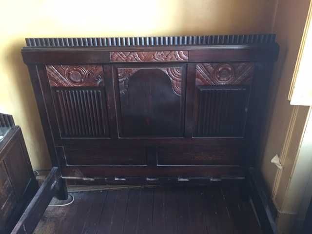 Mobília de quarto maciça.