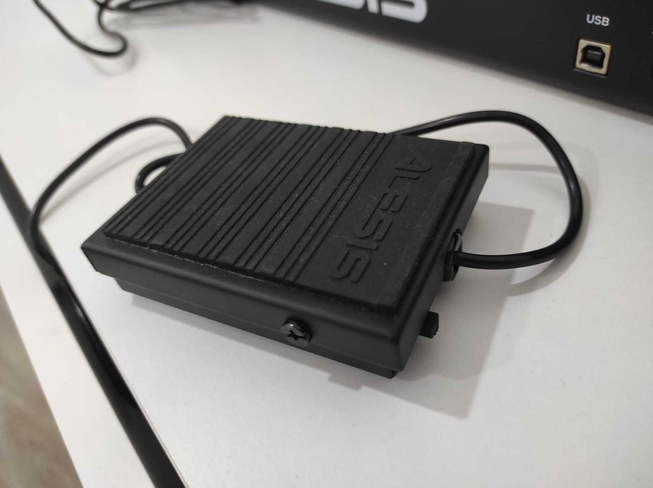 Teclado Controlador MIDI Alesis V49 MkII + Sustain Pedal ASP1 Satão