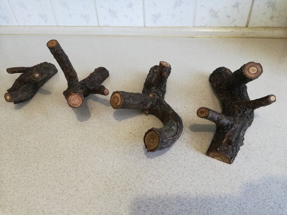 Деревянная вешалка на три крючка