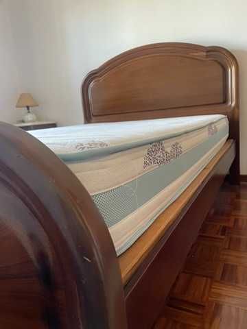 Cama de casal em madeira maciça com colchão