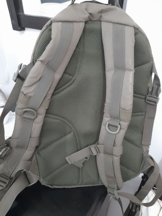 Mochila verde tropa muito robusta, ótimo estado.