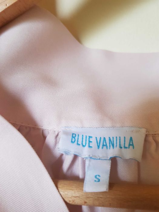 Bluzka koloru pudrowego różu.