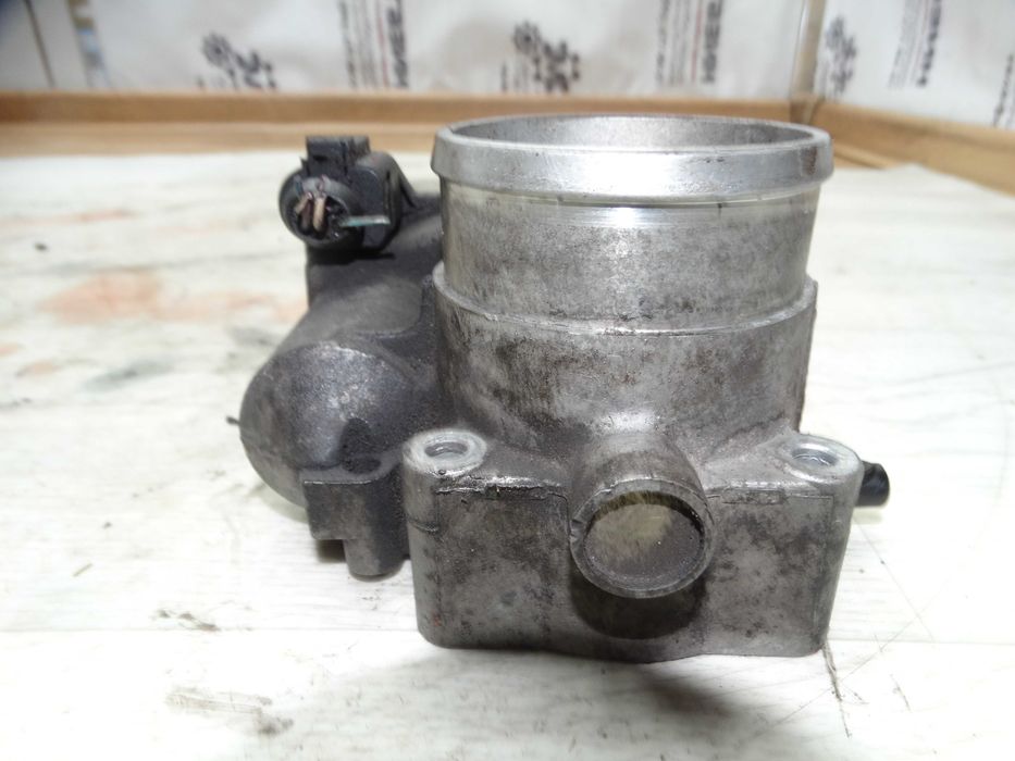 Заслонка дросельна Vw Golf 4 Skoda Tur Jetta Bora 1.8бензин 06A133062C