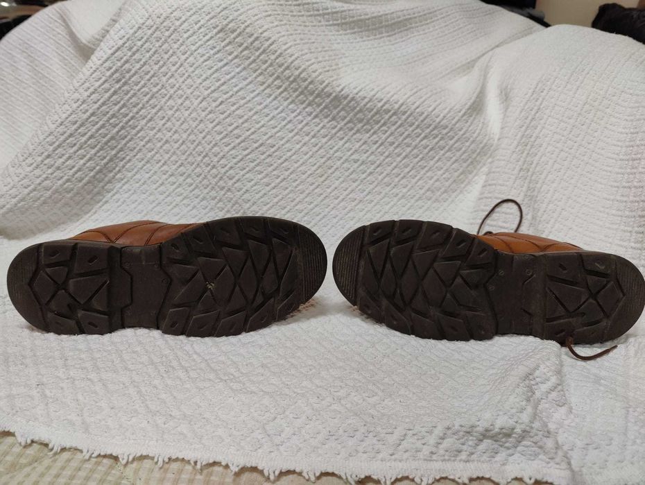 Sapatos em pele genuína de qualidade tam. 43 em muito bom estado