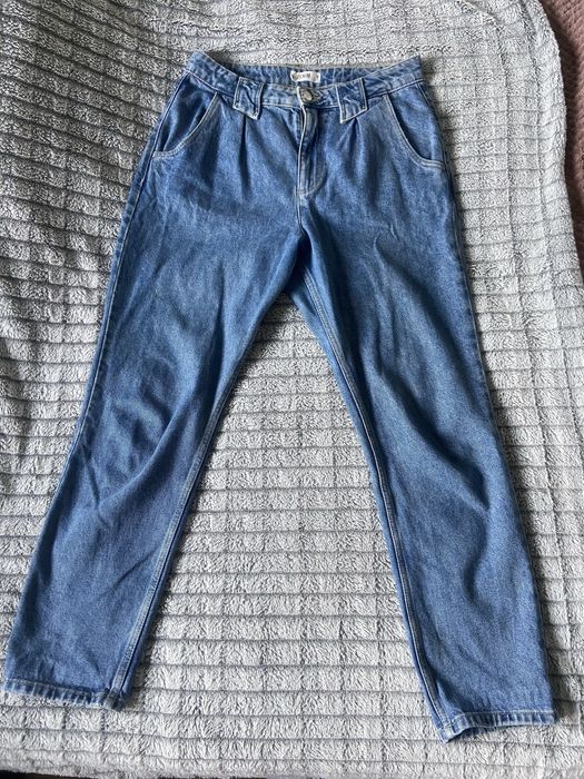 niebieskie mom jeans, niebieskie spodnie jeansowe