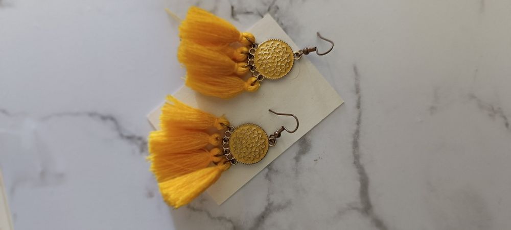 Brincos amarelos usados