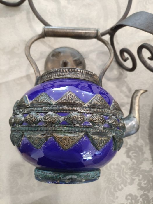 Conjunto de chaleira em cerâmica e prata marroquina