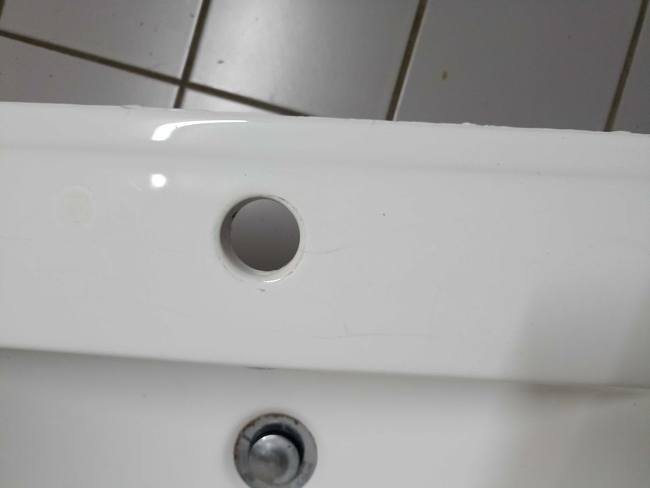 Tampo de duas pias, duas torneiras e portas em vidro de cabine de duche
