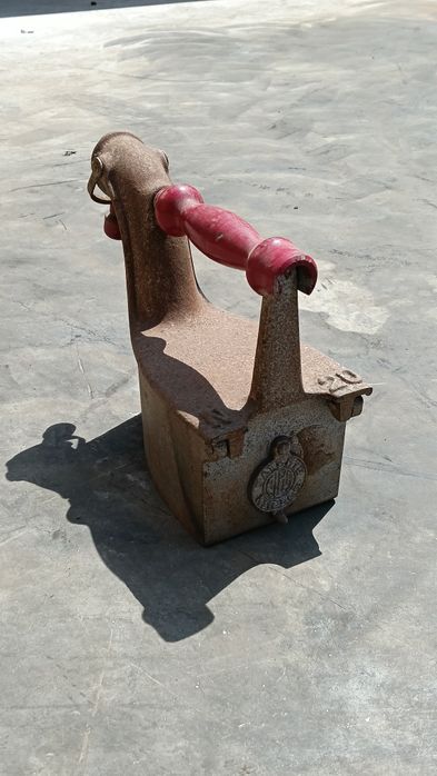 Ferro de passar a roupa antigo