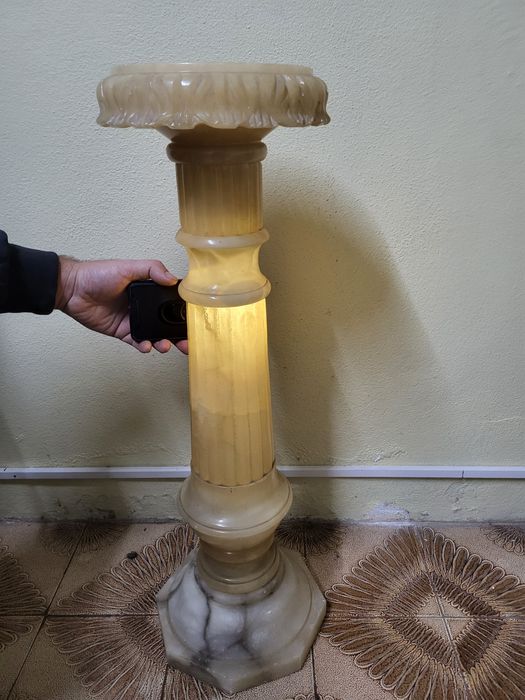 Coluna e jarro em Alabastro