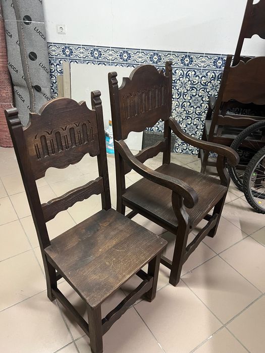 Mesa, 10 cadeiras e 2 cadeirões em madeira maciça de castanho